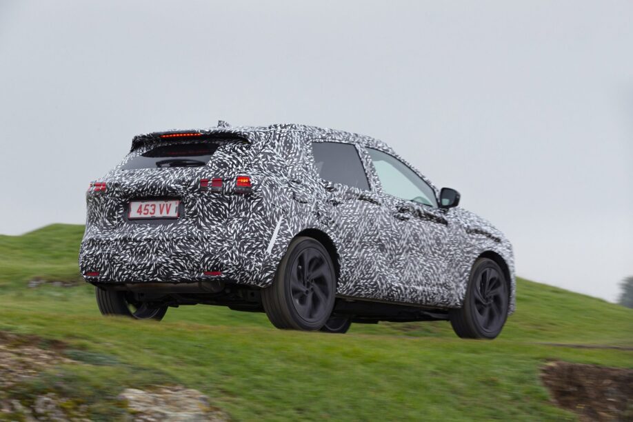 Achterkant van de gecamoufleerde Nissan Qashqai