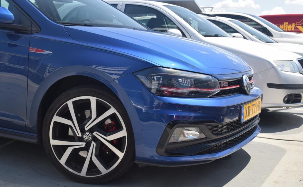 Neus van een blauwe Volkswagen Polo GTI