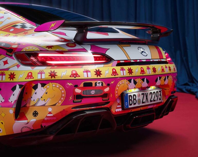 Mercedes stopt AMG's in lelijke kersttruien
