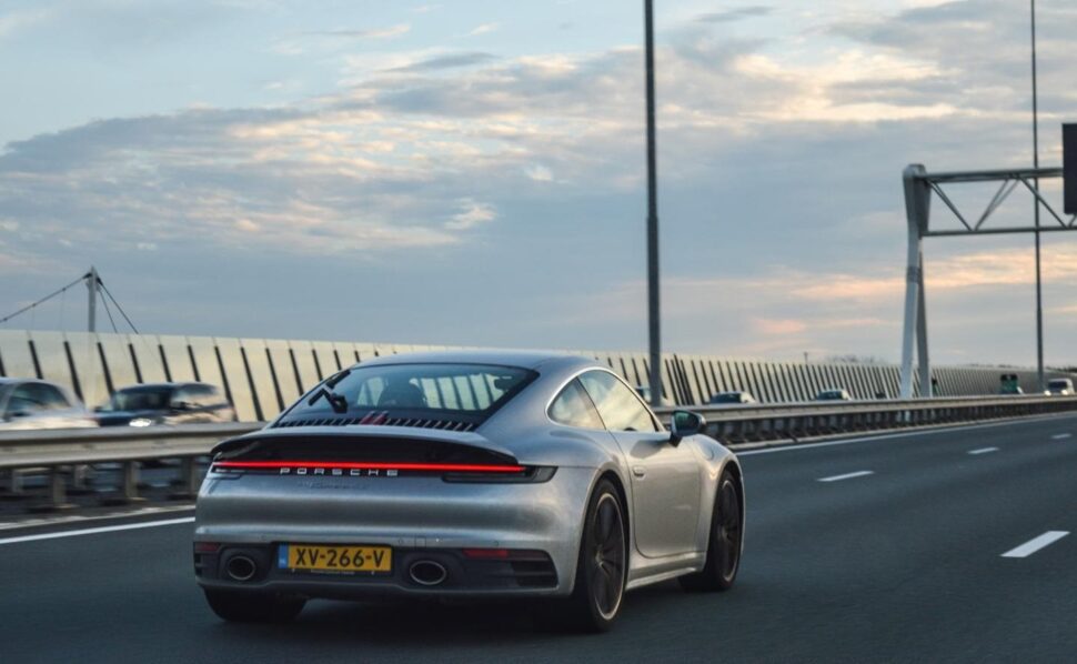 Een Porsche Carrera 4S op de snelweg