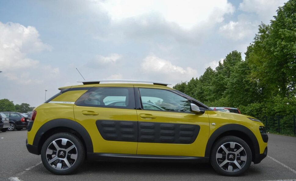 Een gele Citroën C4 Cactus