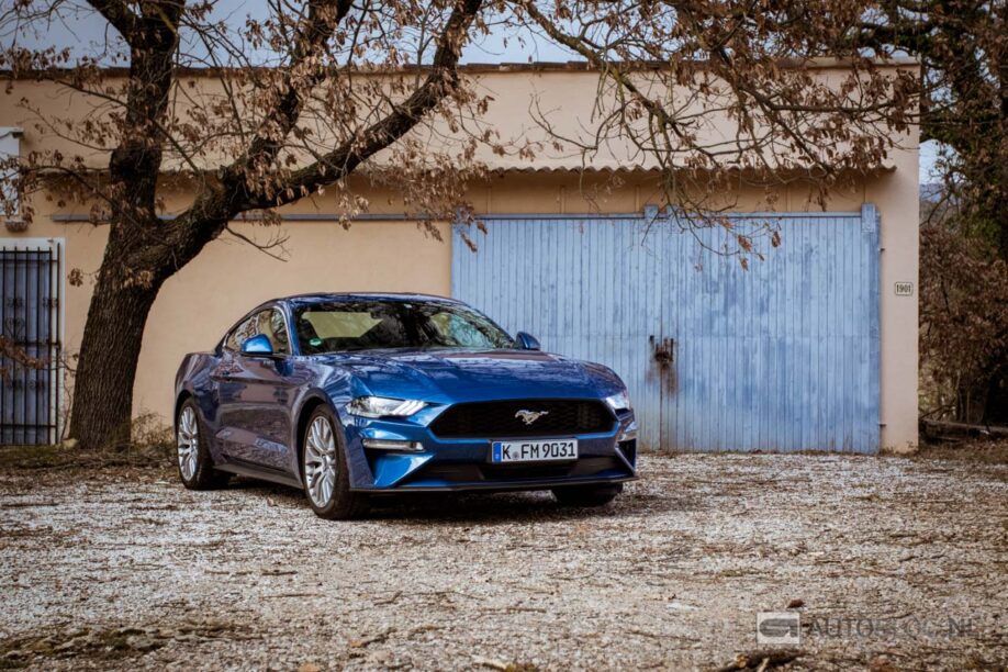 Een blauwe Ford Mustang