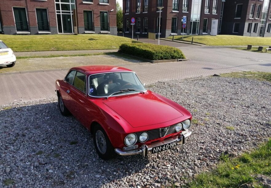 Een rode Alfa Romeo GT Veloce