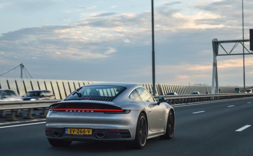 Een Nederlandse Carrera 4S op de snelweg