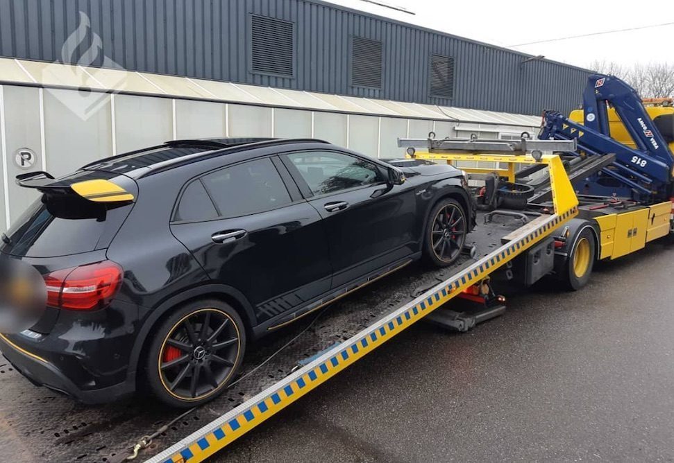 Man leent AMG politie