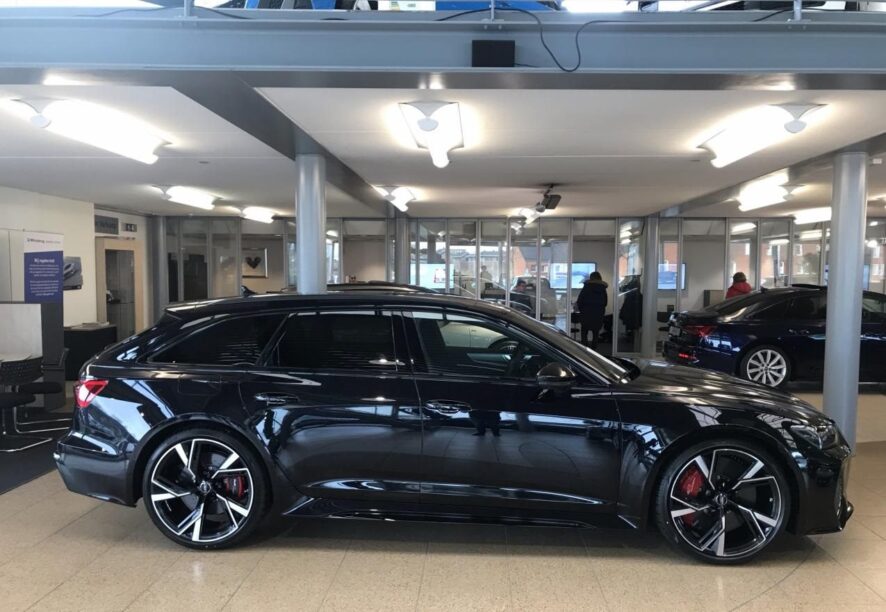 Een zwarte Audi RS6 van de zijkant gezien