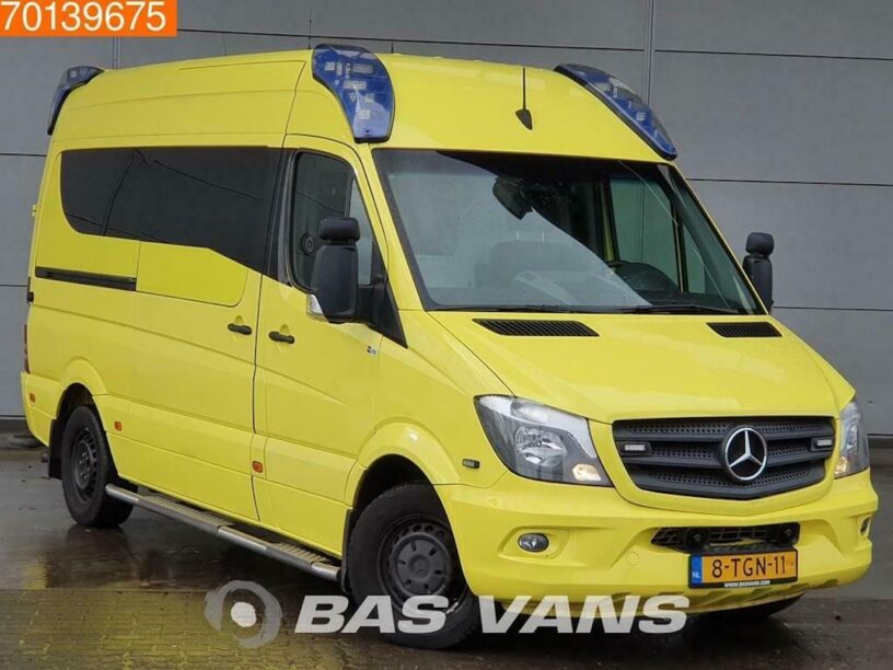 Camper nodig? Koop deze oude Mercedes ambulance
