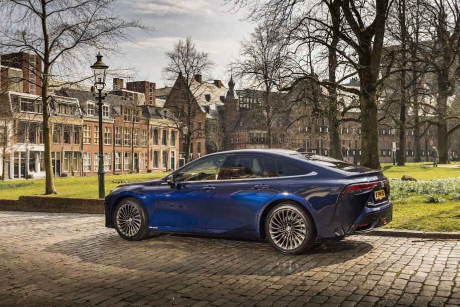 Ambtenaren in Groningen gaan aan de Toyota Mirai