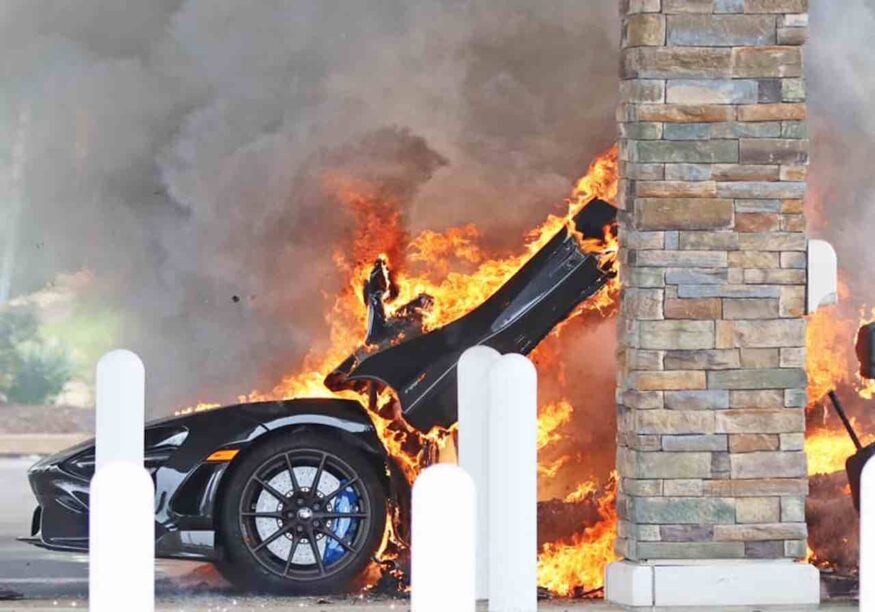 Van deze peperdure McLaren 765LT is niet veel meer over