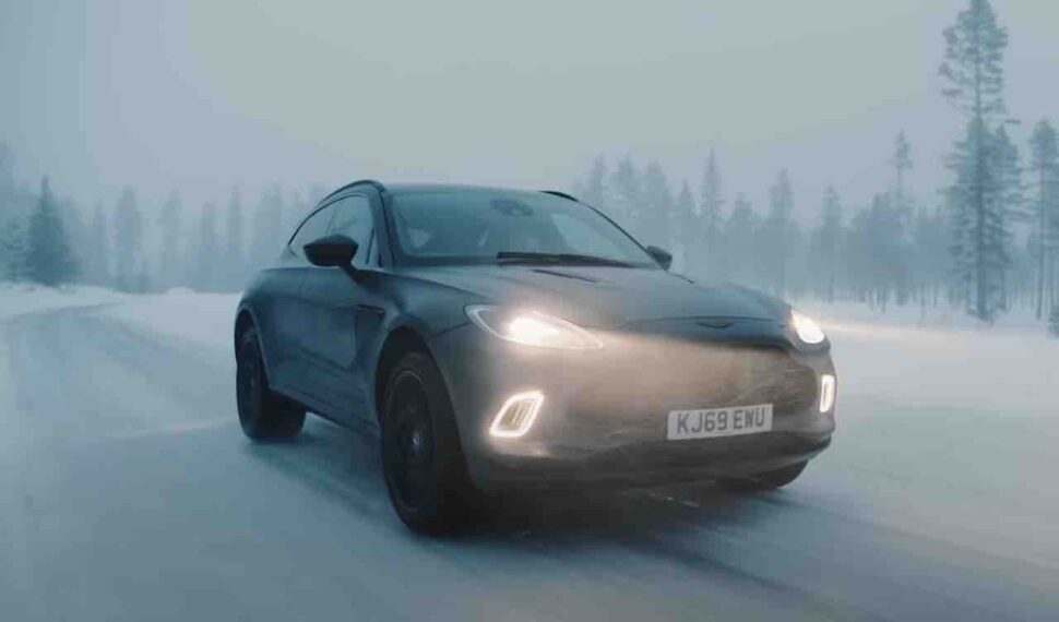 Sebastian Vettel doet serieus in een Aston Martin DBX