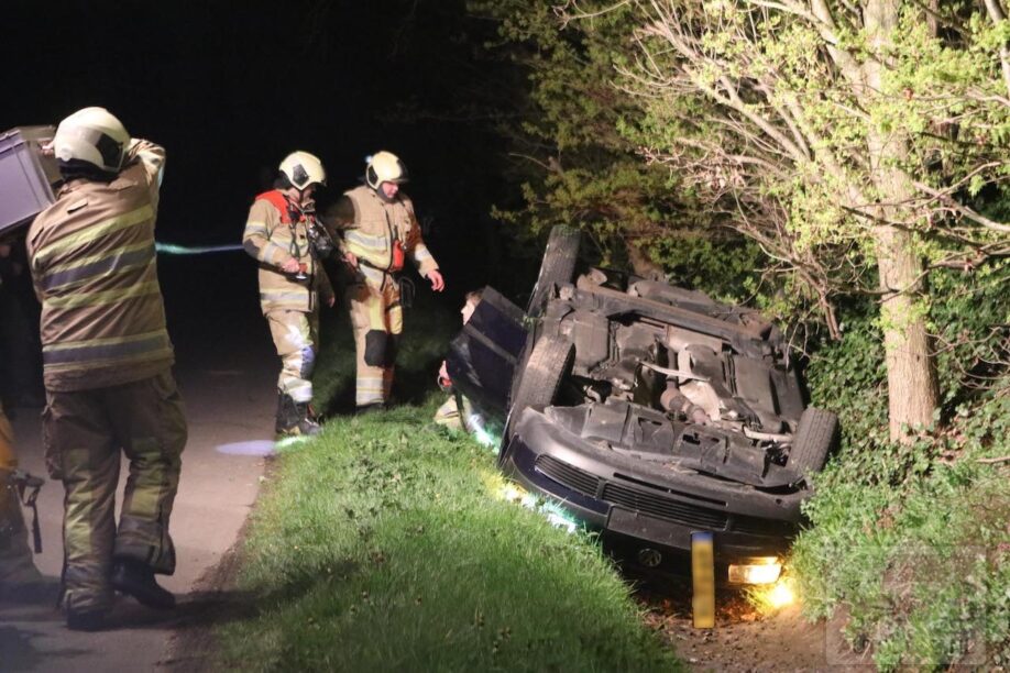 Fotograaf met auto en al sloot ingeduwd in Gelderland