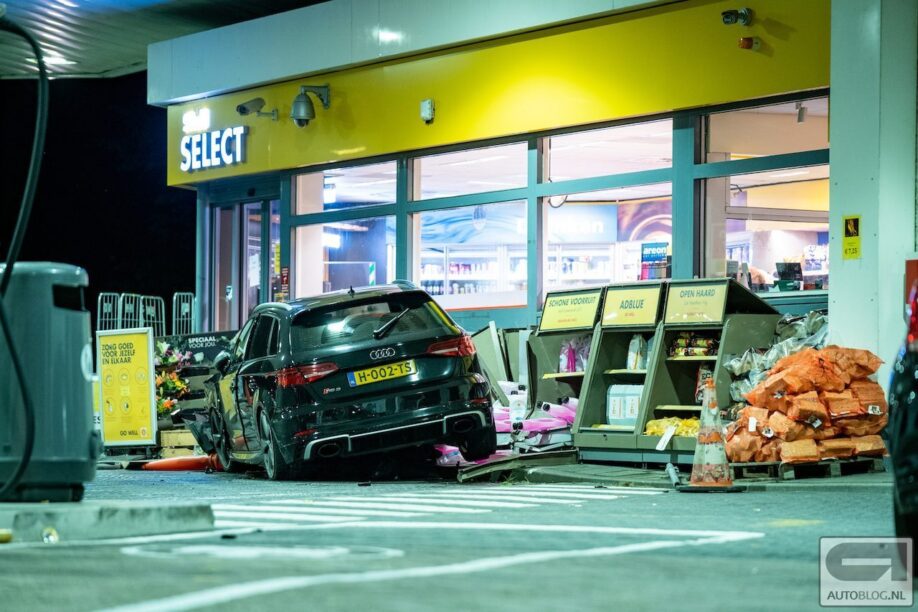 Audi RS3 in puin na dollemansrit in Rotterdam