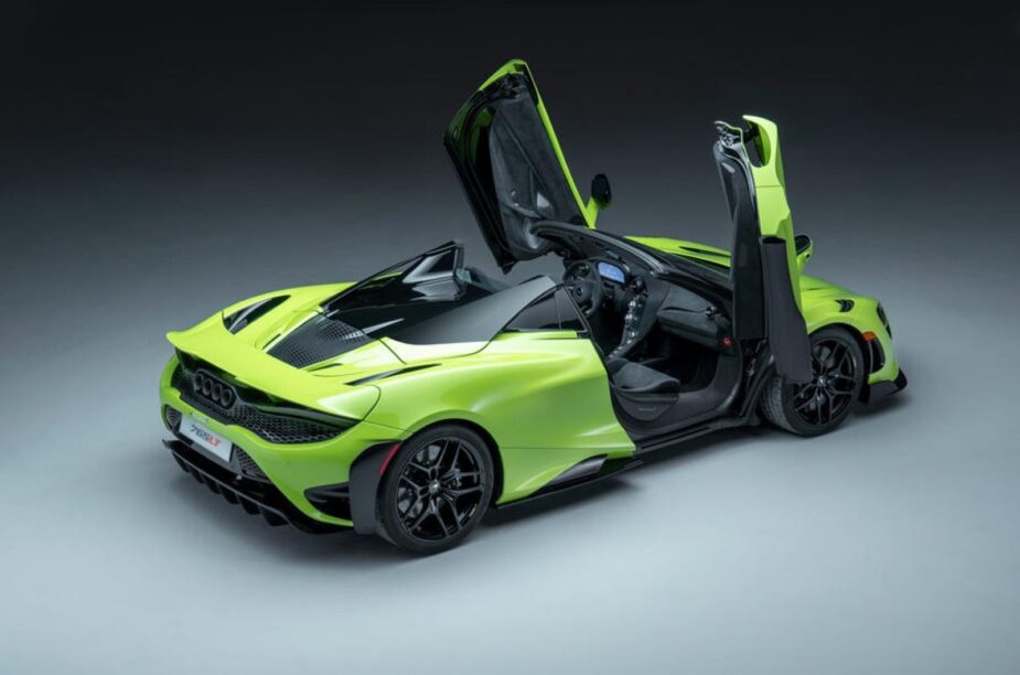 Handjes in de lucht voor de 765LT