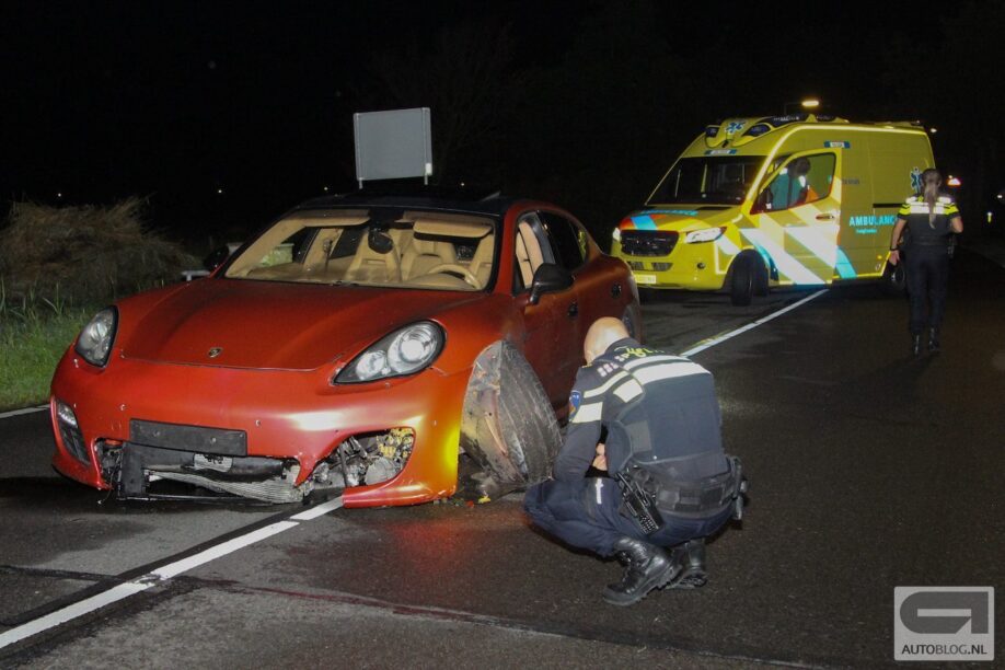 Porsche Panamera kopt beton in Hoek van Holland