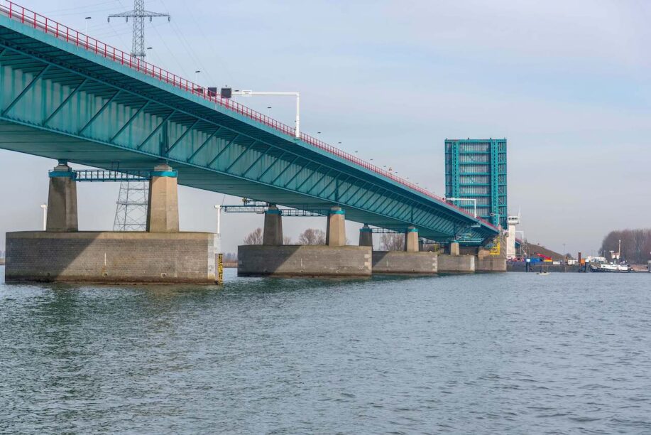 Vanaf vandaag geen 100, maar 50 km/u over de Haringvlietbrug