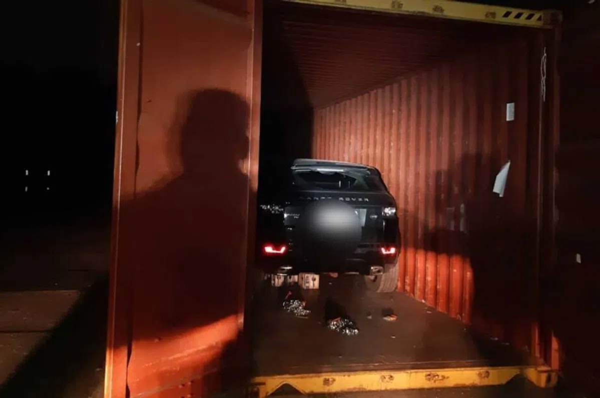 Range Rover Inside Container F Politie treft Range Rover en Jaguar in container in Brabant