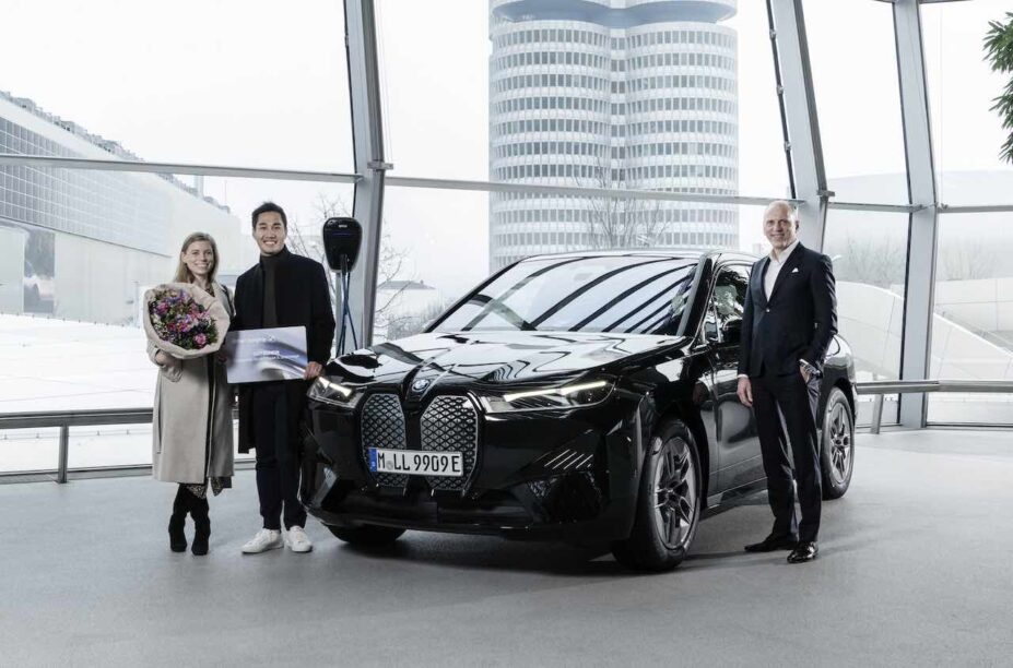 Niet zomaar een bloemetje voor de kopers van deze BMW iX