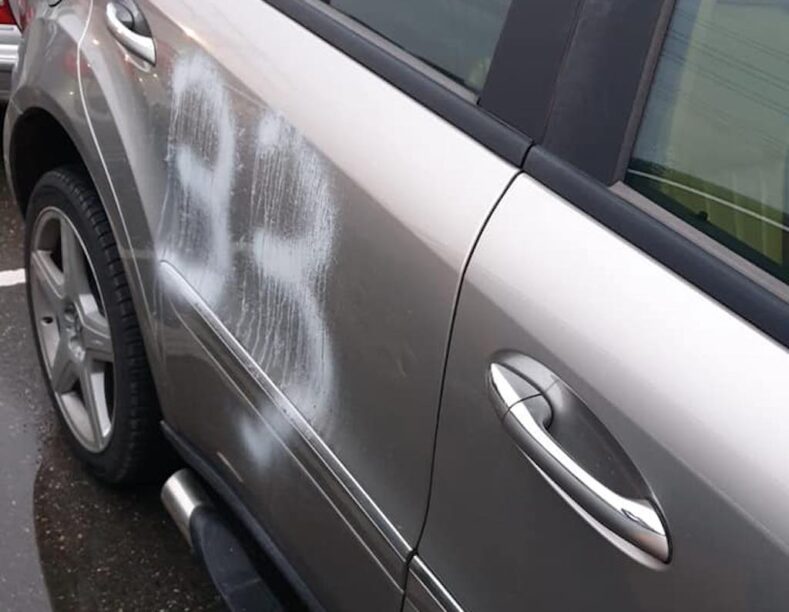 Vandaal besmeurt Mercedes met nummer 33 van Max Verstappen