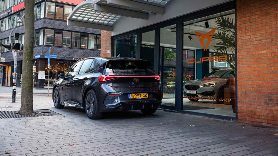 Handen bij de knoppen voor subsidie elektrische auto