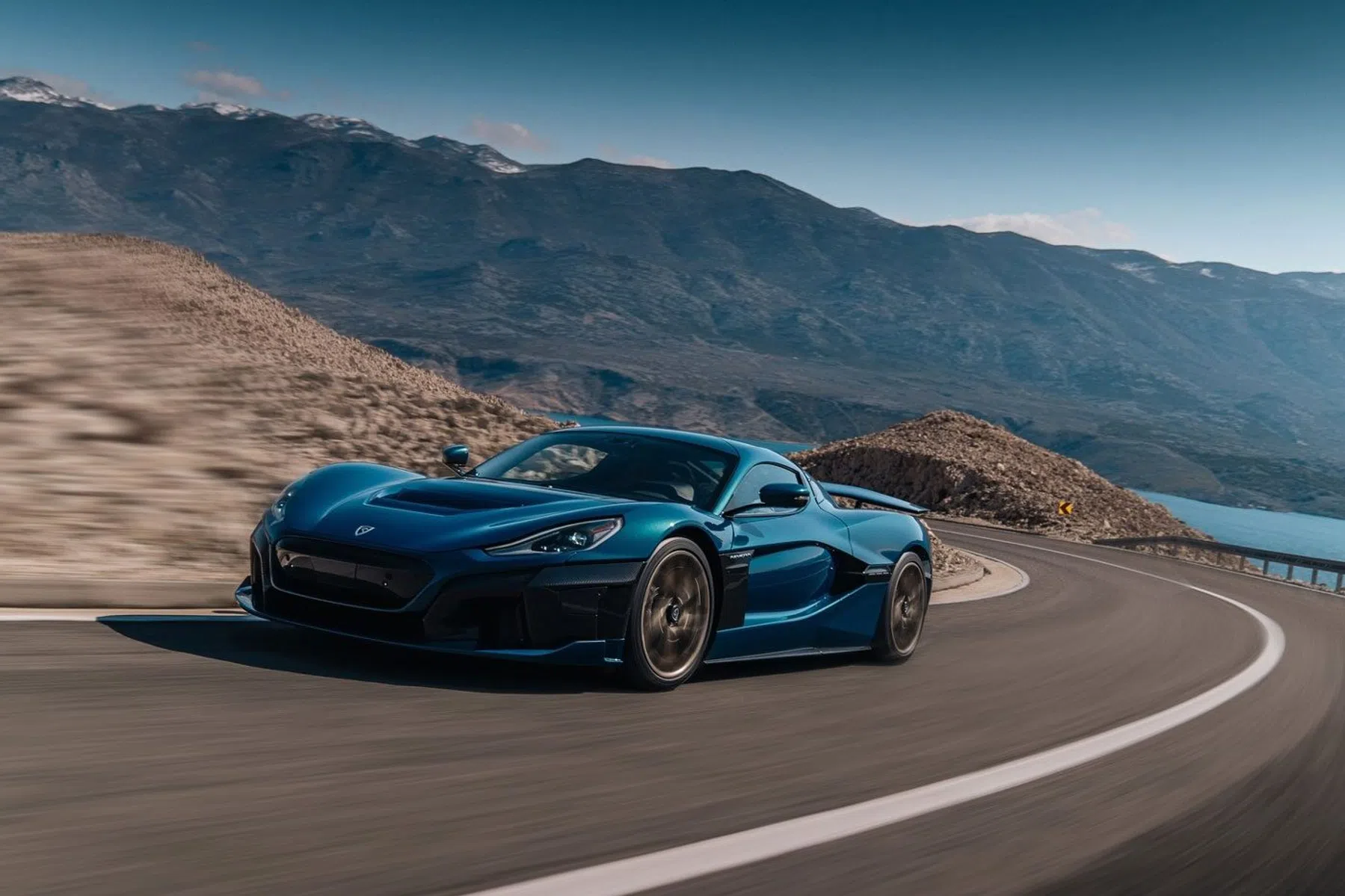 Nico Rosberg rijdt als een malle in zijn Rimac Nevera