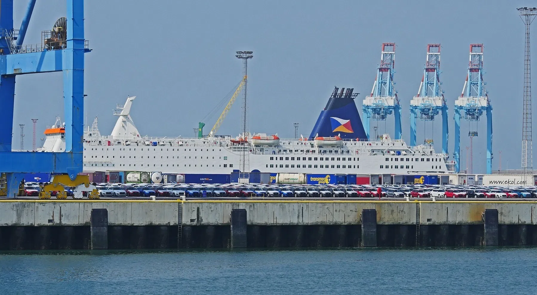Nieuwe auto’s stapelen zich op in Duitse haven