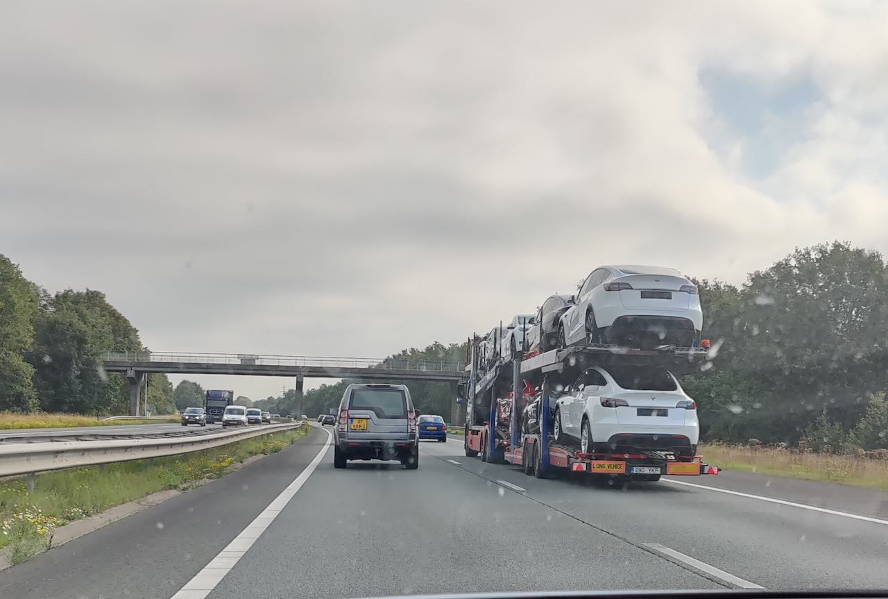 vrachtwagen negeert rood kruis
