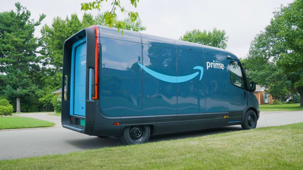 Bezorger deelt zijn ervaring met de Amazon Rivian bezorgbus