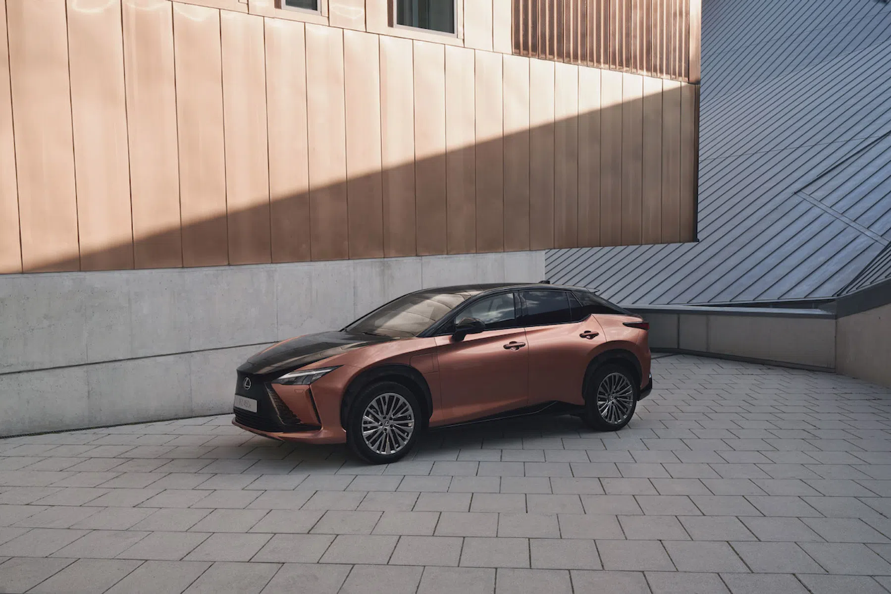 De elektrische Lexus RZ kookt je als een magnetron