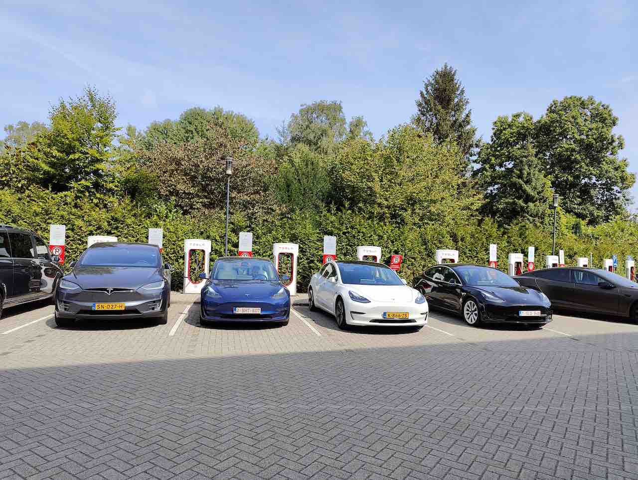 Tesla gaat je laadpalen van derden aanraden