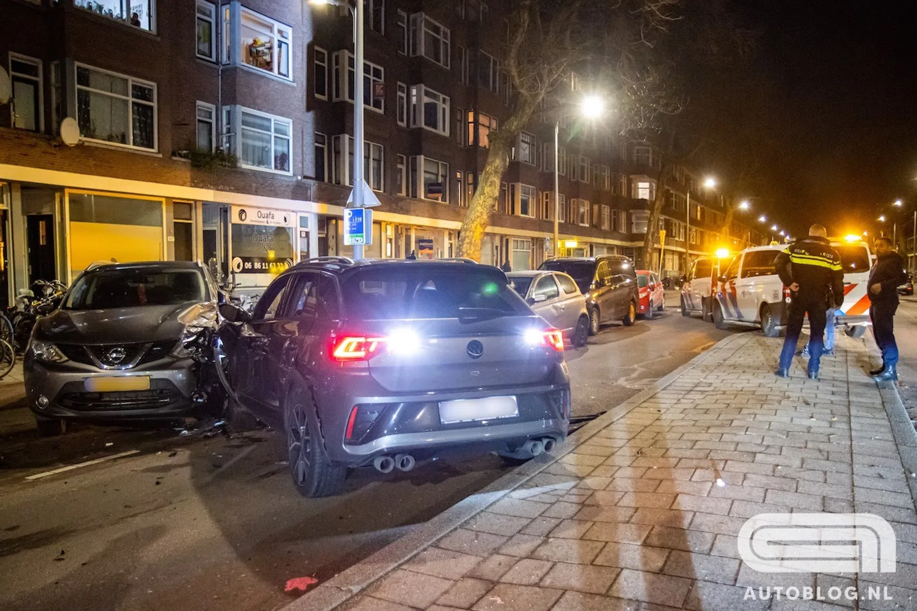 Puinhoop in Rotterdam na 300 pk T Roc R aanrijding