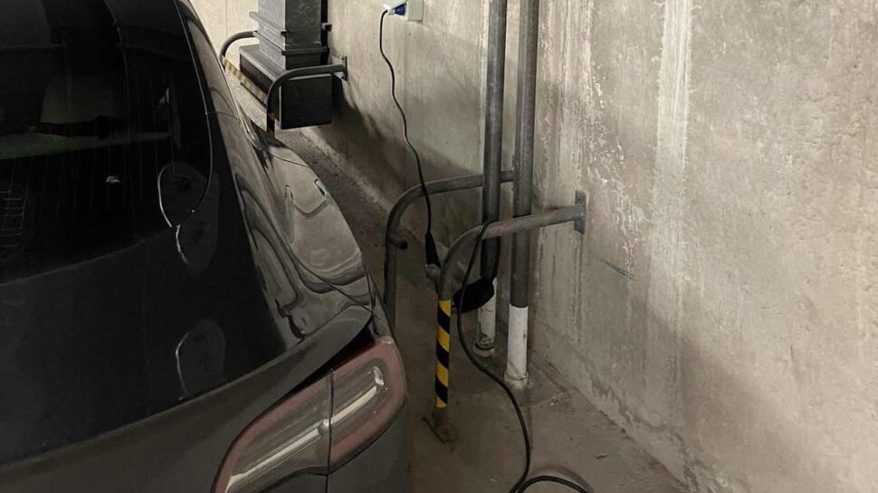 Ok, wie uit de Tweede Kamer zit gratis z'n Tesla te laden?