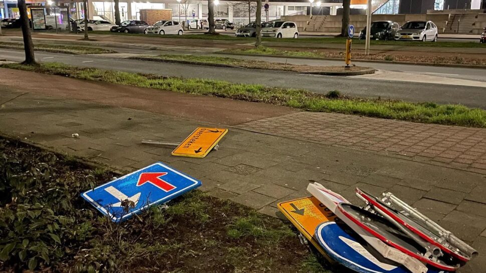 Jongeren jatten verkeersborden voor politiebureau en worden gepakt