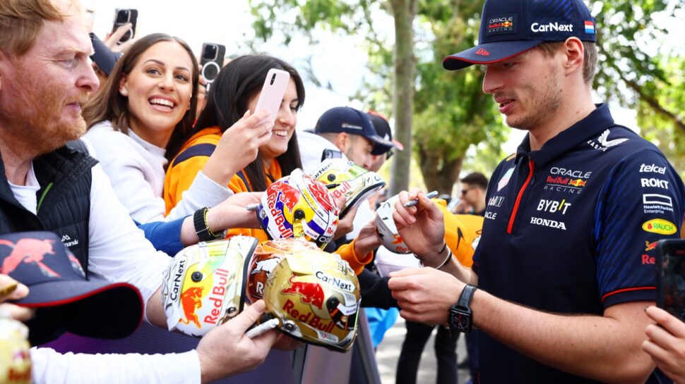 Kelly Piquet alleen naar bruiloft