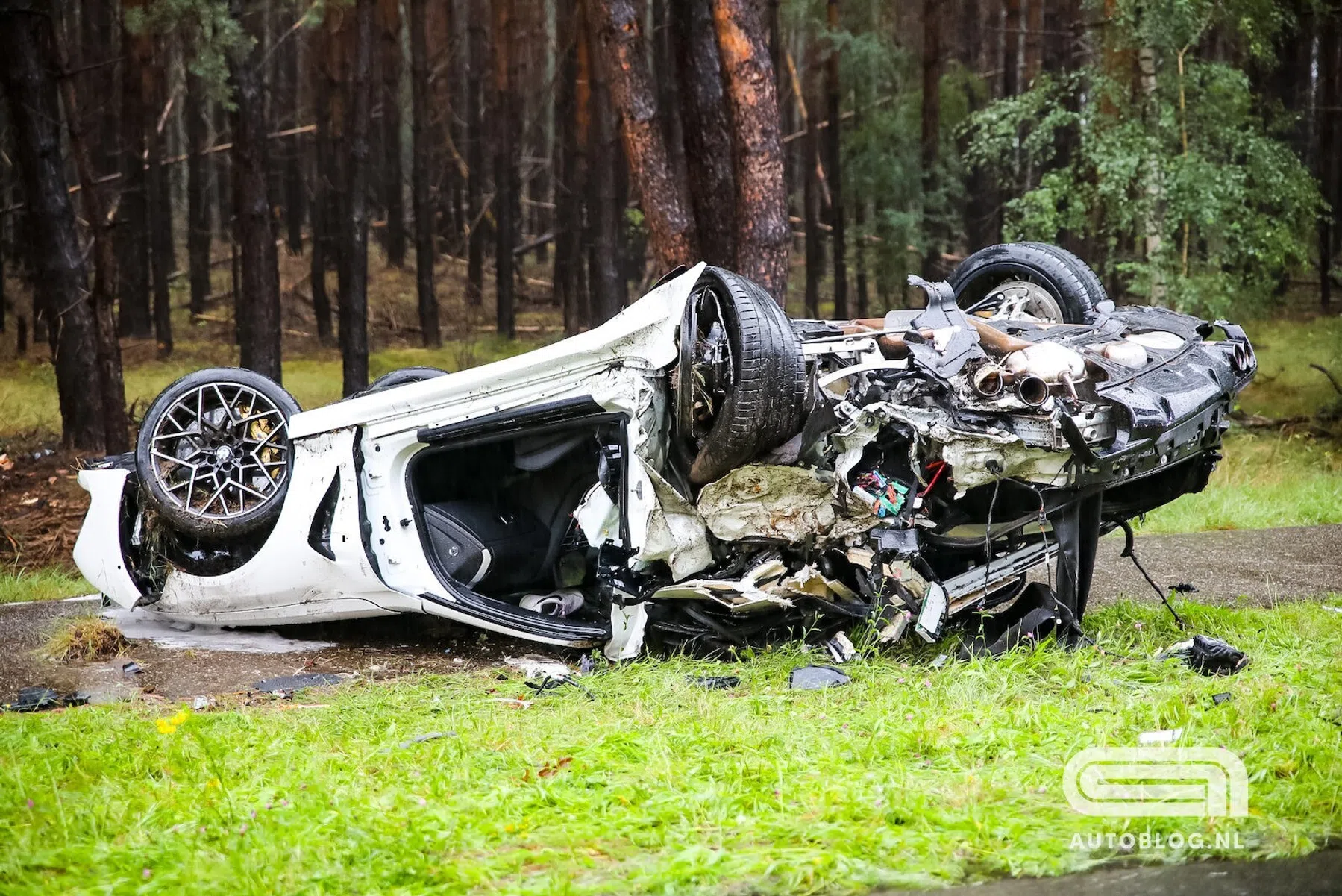 Horrorcrash: BMW M8 Cabrio over de kop op N309
