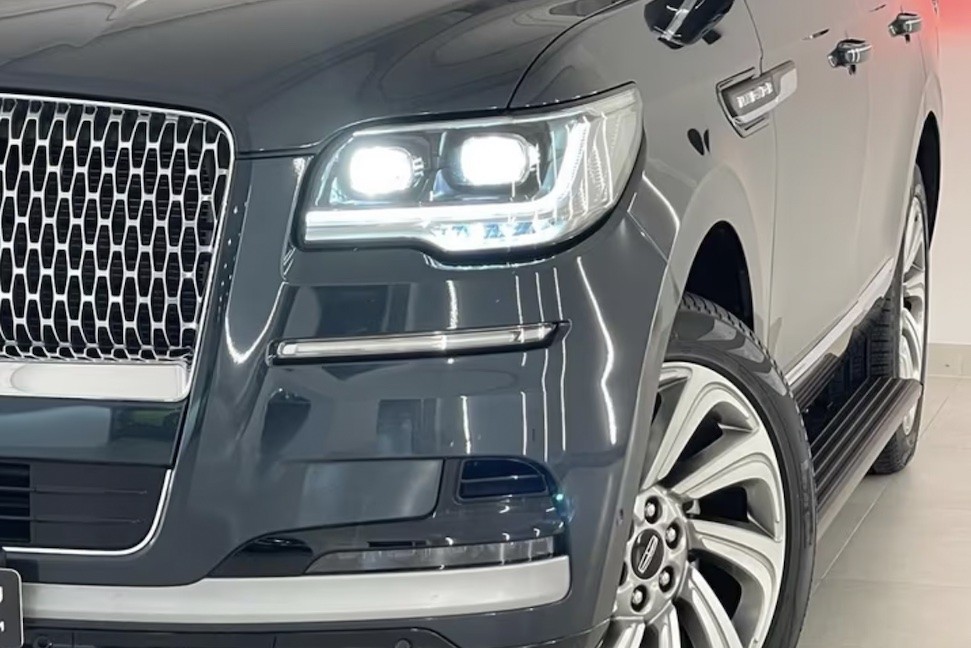 Lincoln Navigator
