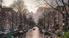 Thumbnail for article: Amsterdam lost het parkeerprobleem in de stad op