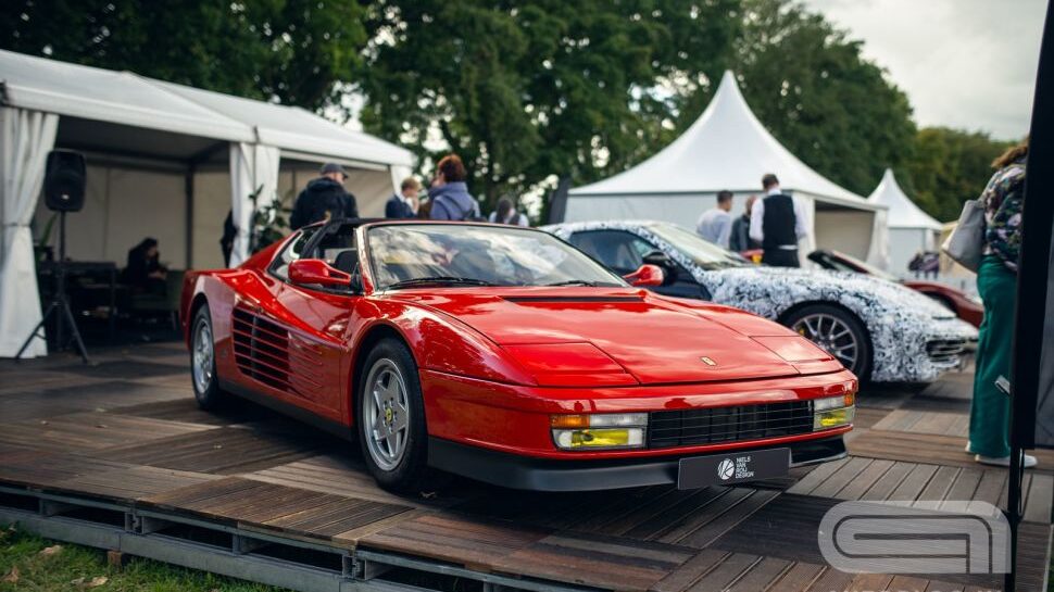 Hé, de Nederlandse Testarossa cabrio heeft toch Ferrari-logo's
