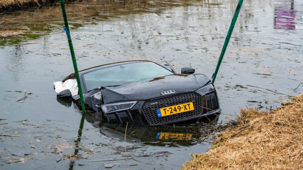 Peperdure Nederlandse Audi R8 V10 Plus crasht de sloot in