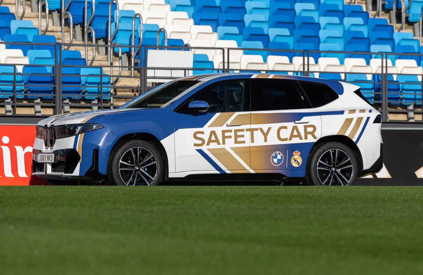 huh-bmw-bouwt-een-ix3-safety-car-voor-het-voetbal