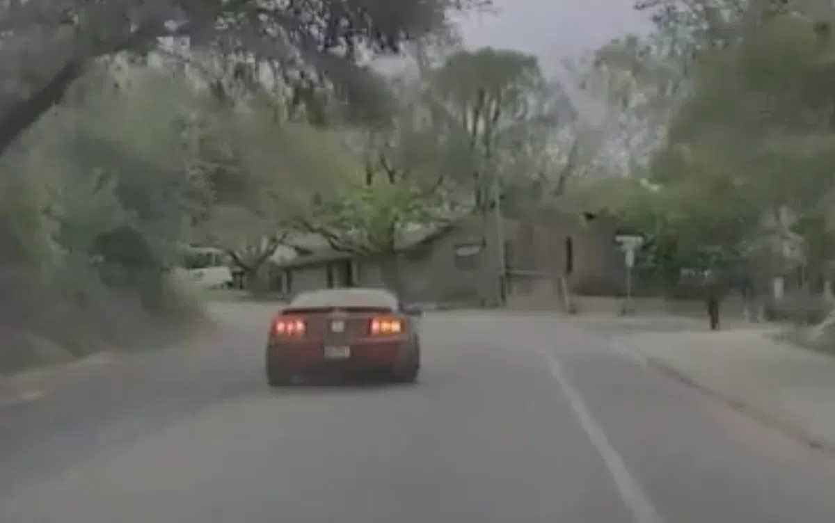 Mustang met haast vergist zich in bocht