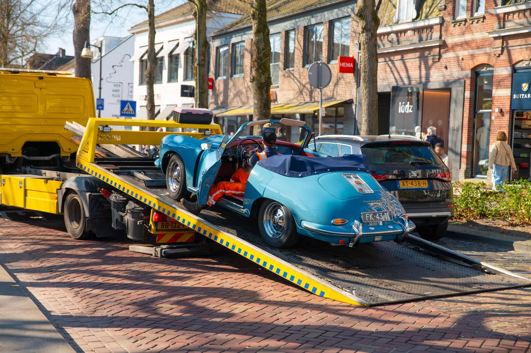 Porsche vliegt in de hens in Oisterwijk