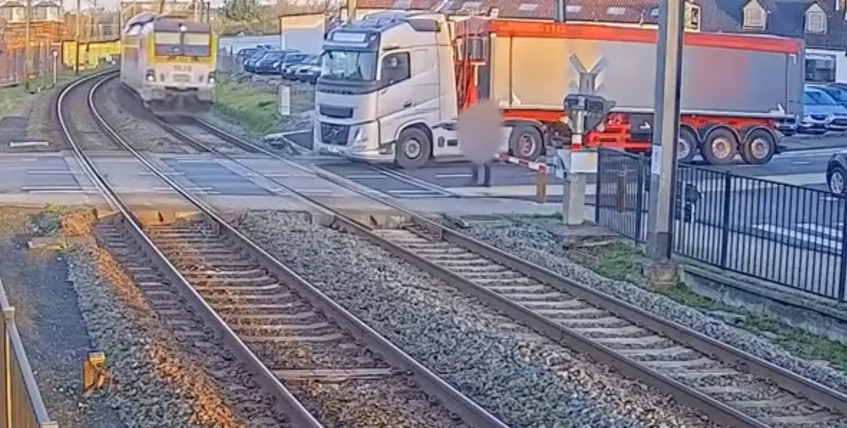 Vrachtwagenchauffeur voorkomt grotere ramp