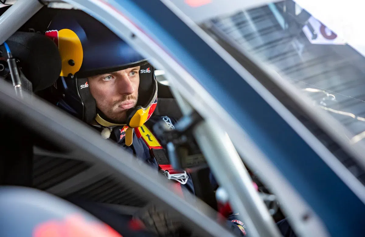 Max Verstappen rijdt in dikke Nismo Z GT500 op regenachtig Fuji!