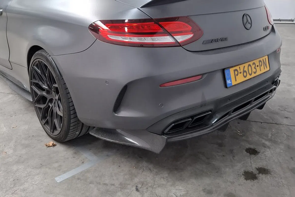 Koop een C63 AMG met een afgrijselijke diffuser bij Domeinen