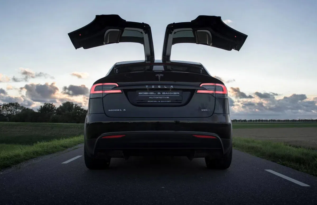 Elon Musk voedt geruchten over compleet nieuwe Tesla-familieauto