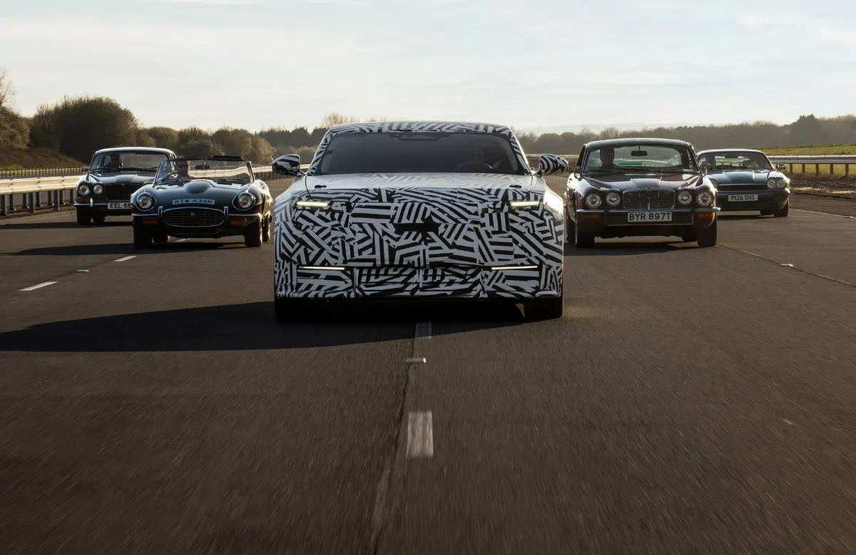 Jaguar GT is gigantisch naast oude Jaguars