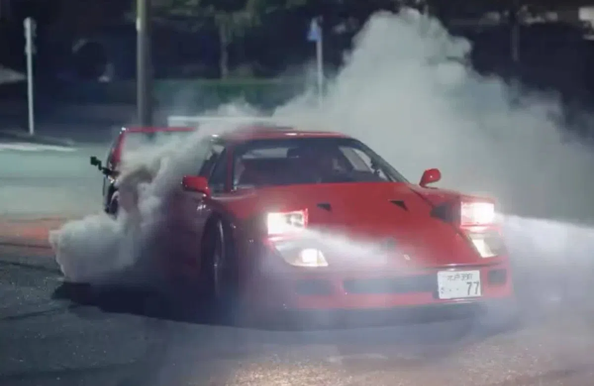 VIDEO: Lewis Hamilton showt driftskills in Ferrari F40 aan Kim Kardashian