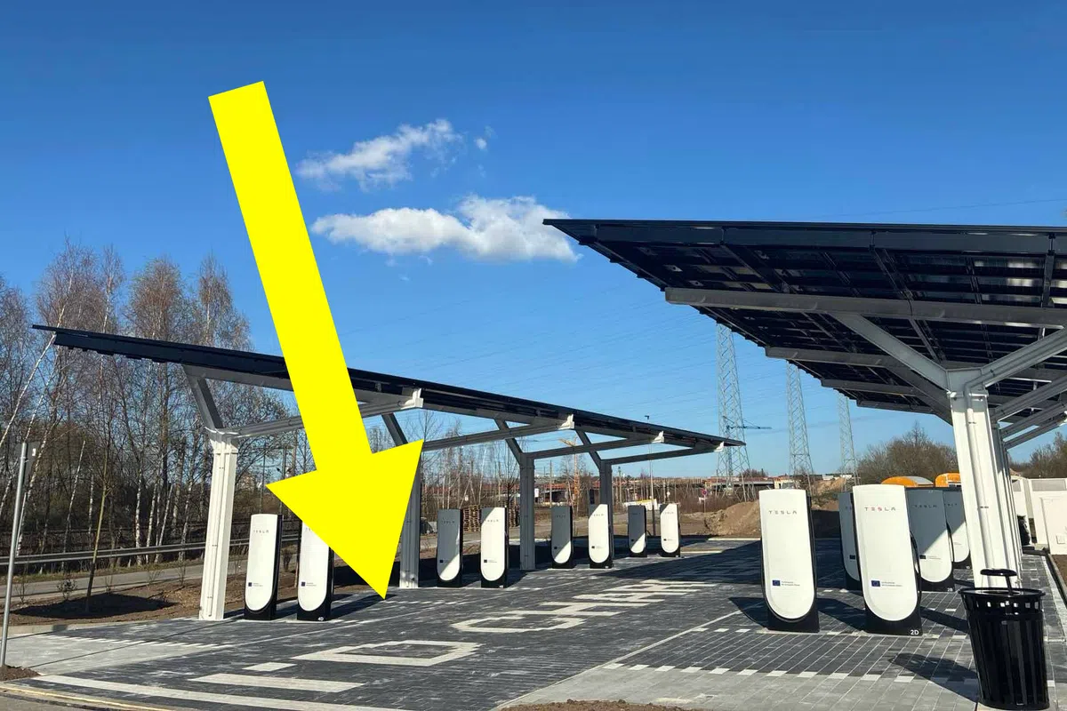 Tesla trolleert Volkswagen met laadstation naast de fabriek