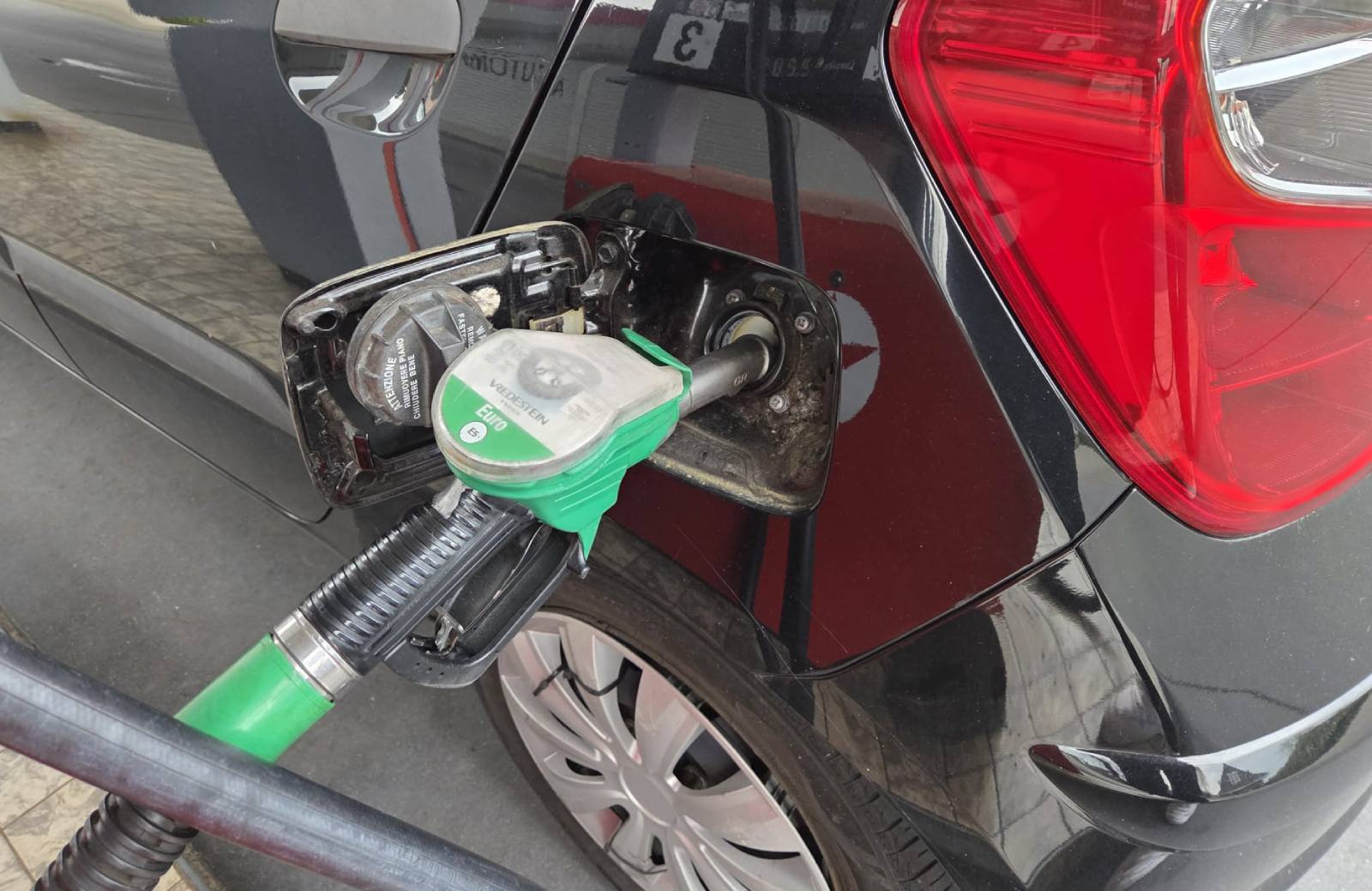 Nederland heeft duurste benzine van de EU, maar niet de grootste prijsstijging