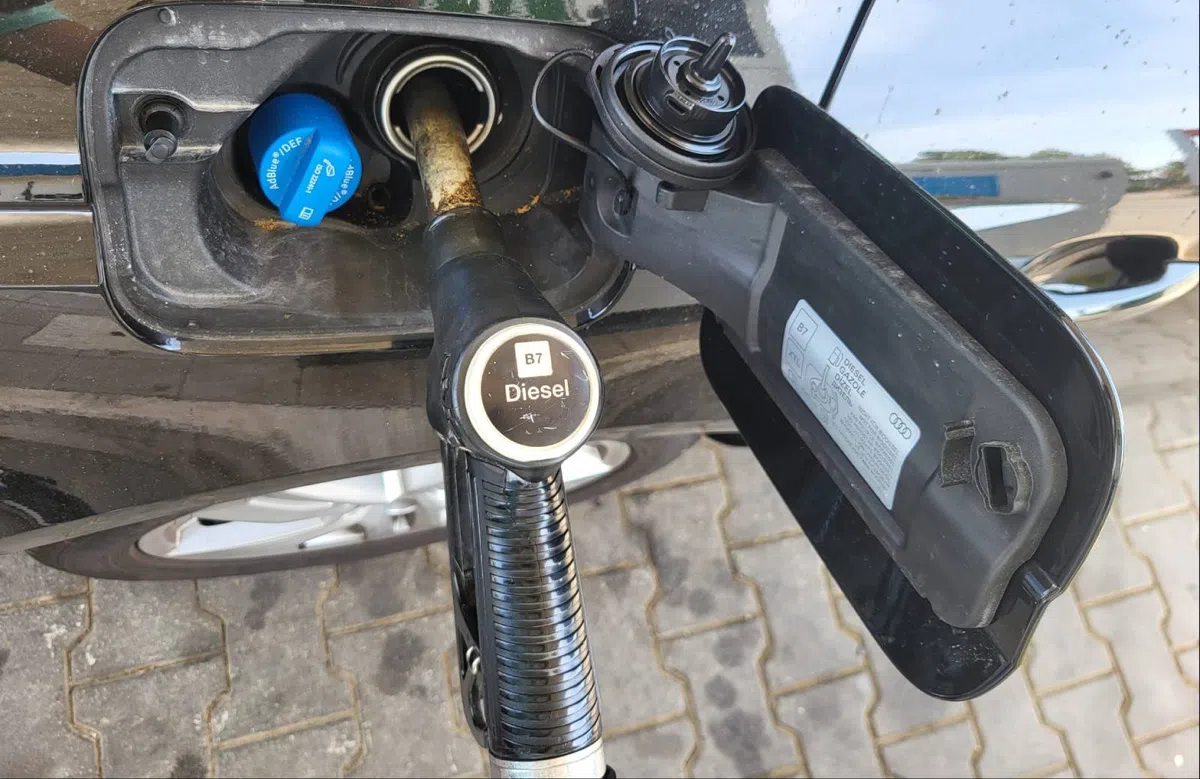 Man jat tankpas van schoonzoon en tankt gratis op kosten van overheid!